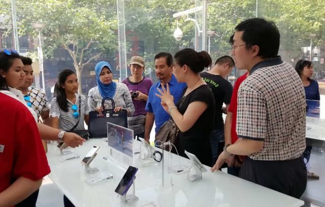 印度游客来华旅游，中国导游的一个举动，竟让他不知所措!