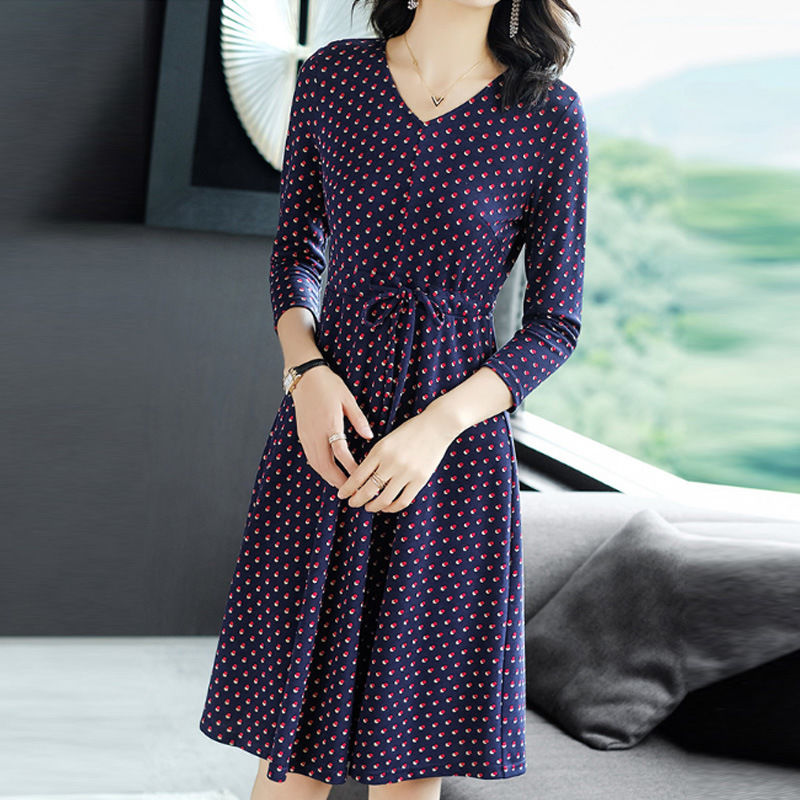 我今年53岁，也爱穿的美美哒!气质裙+高跟鞋，美得让人着迷