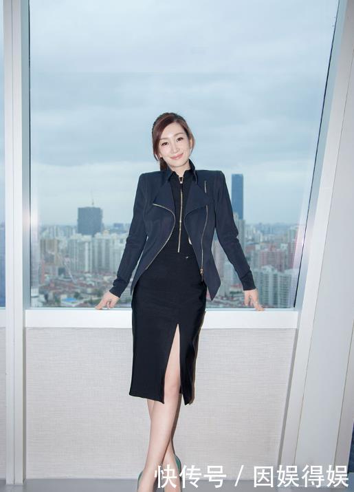  「成熟女性」秦海璐越老越敢穿，穿深v长裙大秀“括号臀”，身材比例真完美