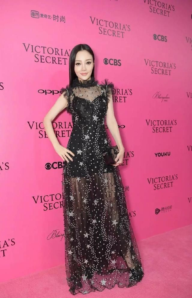 李小璐真敢穿，透视纱裙婀娜身姿好撩人，网友：脸有点不自然