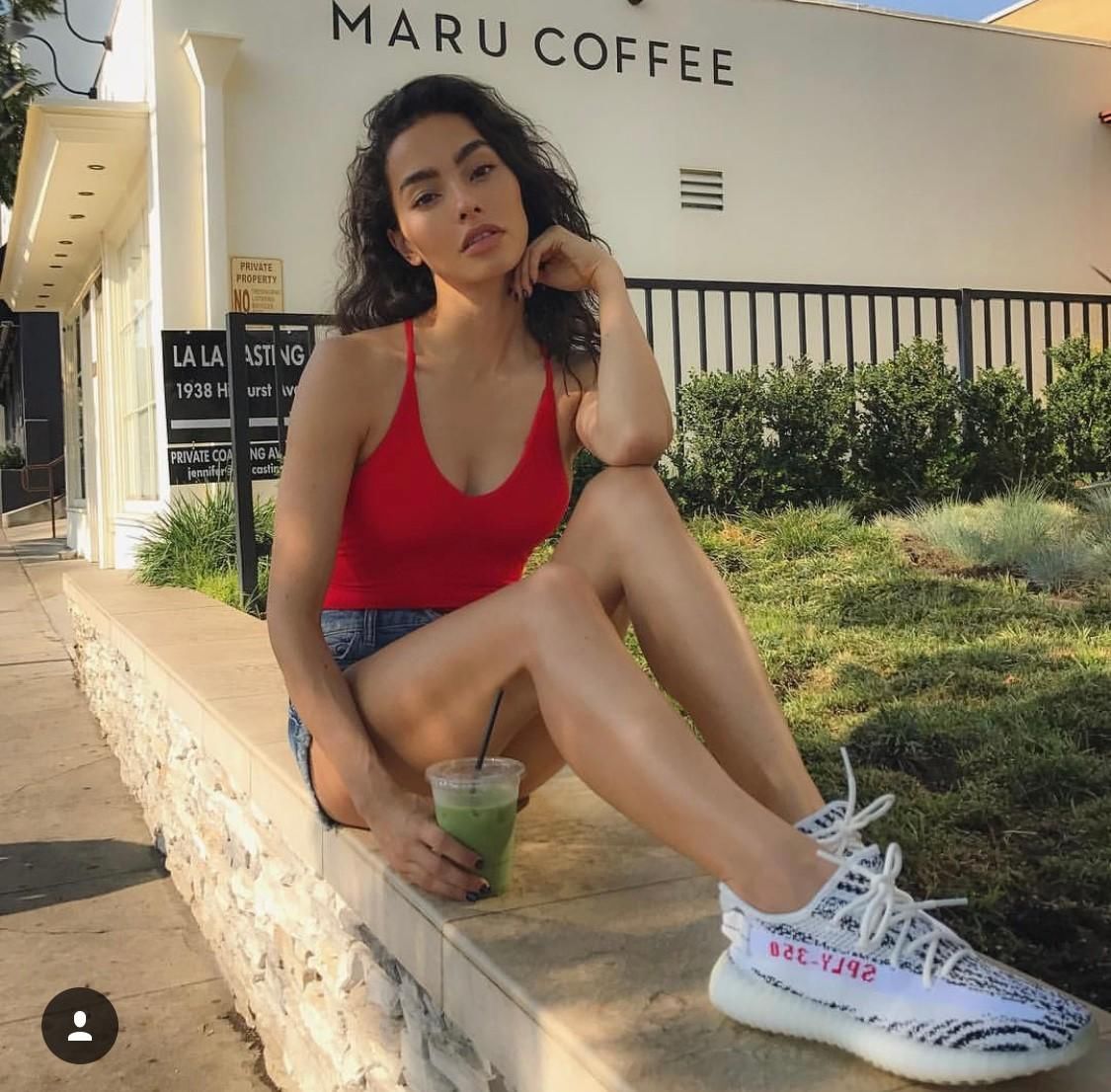 不爱穿Bra和裤子的潮流女神，让人看了就血脉喷张!