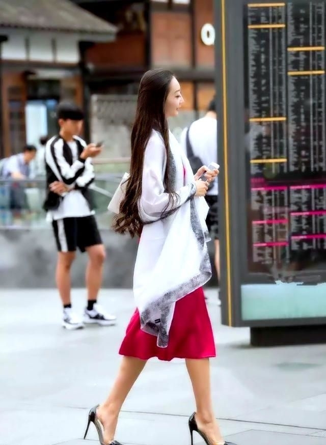 小姐姐@街拍:小姐姐灰色吊带裙,走在路上散发着那优雅的女人味