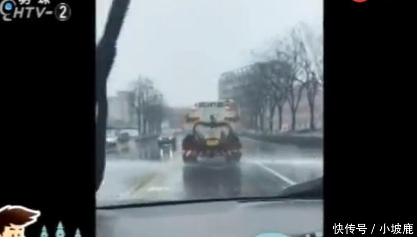 洒水车雨天作业，市民指责“太浪费”，环保单位：不懂别乱说！