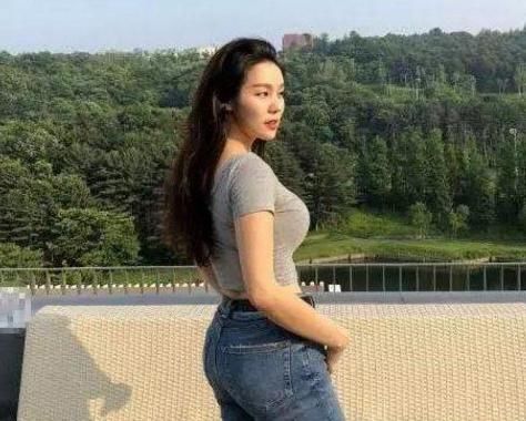 牛仔裤让女性的双腿显得修长高挑,看起来十分飘逸