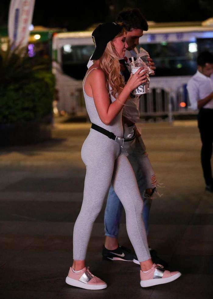 微胖身材的外国辣妹穿紧身吊带连体衣，好身材挡不住，若隐若现真