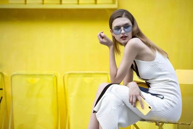 没有一件樱草金单品，怎么好意思说自己是街拍抢眼的时髦girl?