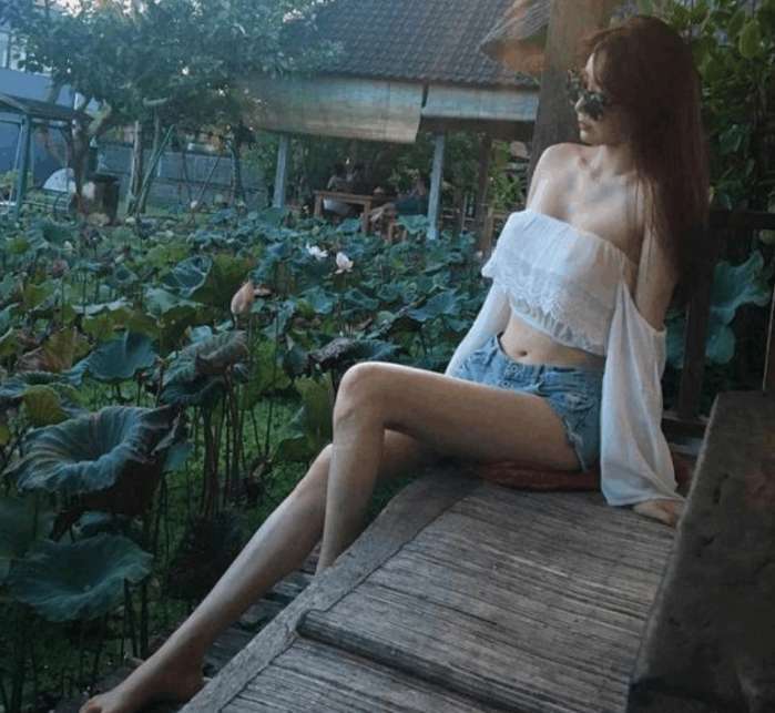 街拍: 公交车上遇到的靓丽姐妹花, 而旁边的大妈实力抢镜!