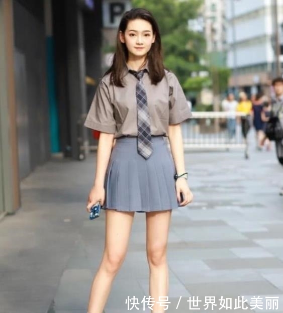 美女■紧身裤的穿搭，显性感魅力！，街拍美女：小姐姐高颜值身材好