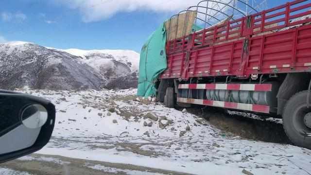 川藏线真可怕！翻5000米海拔垭口，一路的事故车，还有一辆普拉多