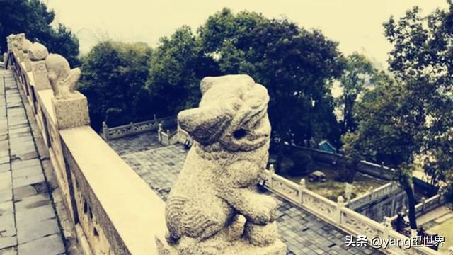 我国岳阳楼里最“不正经”的石狮，游客不由自主笑着想，能镇妖吗
