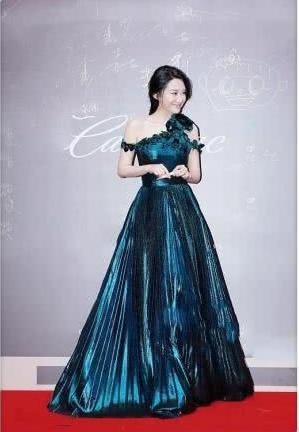 林依晨比许晴小了14岁,但同穿墨绿色裙时,网友:这次真的是输了