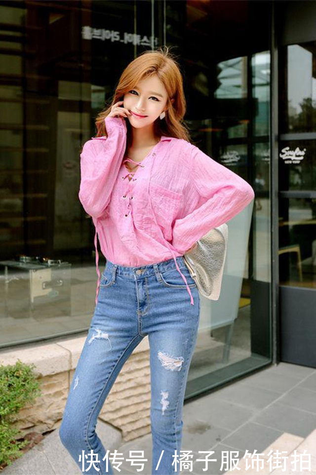 牛仔裤不仅显得特别的干净简洁，还能展现完美的身材曲线！