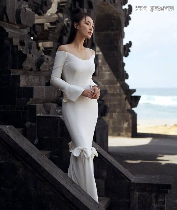 张馨予到底咋想的，把透明胶缠在脚上要干嘛，时尚真让人看不懂