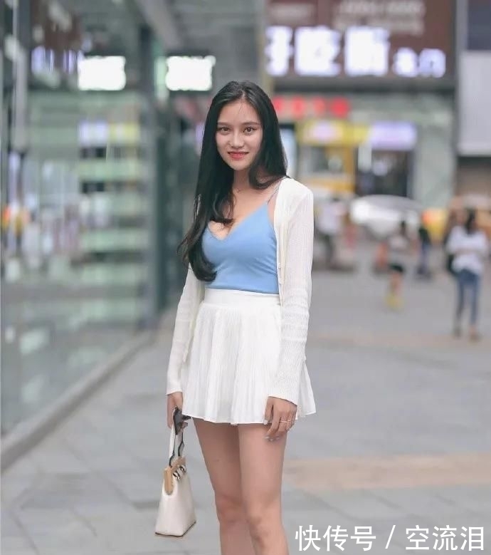 美女|街拍打底裤美女,彰显女人精致优雅气质,散发时尚气场