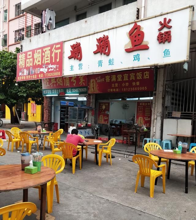 深圳沙井某工业城拆迁，挂满横幅喷上拆字，唯留宗祠或许这是文化