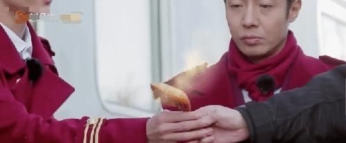 「节目」张若昀送礼物表心意,肖战拿到手里后,脸上却露出了嫌弃的神情