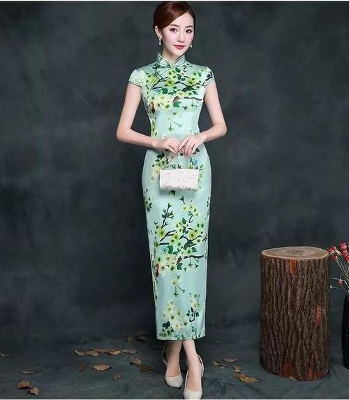 出水芙蓉,翠绿欲滴,一袭碧绿旗袍上心头!