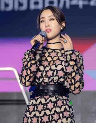 马苏为显腿长也是拼了，腰带快系胸上了，网友：还是挡不住土气！