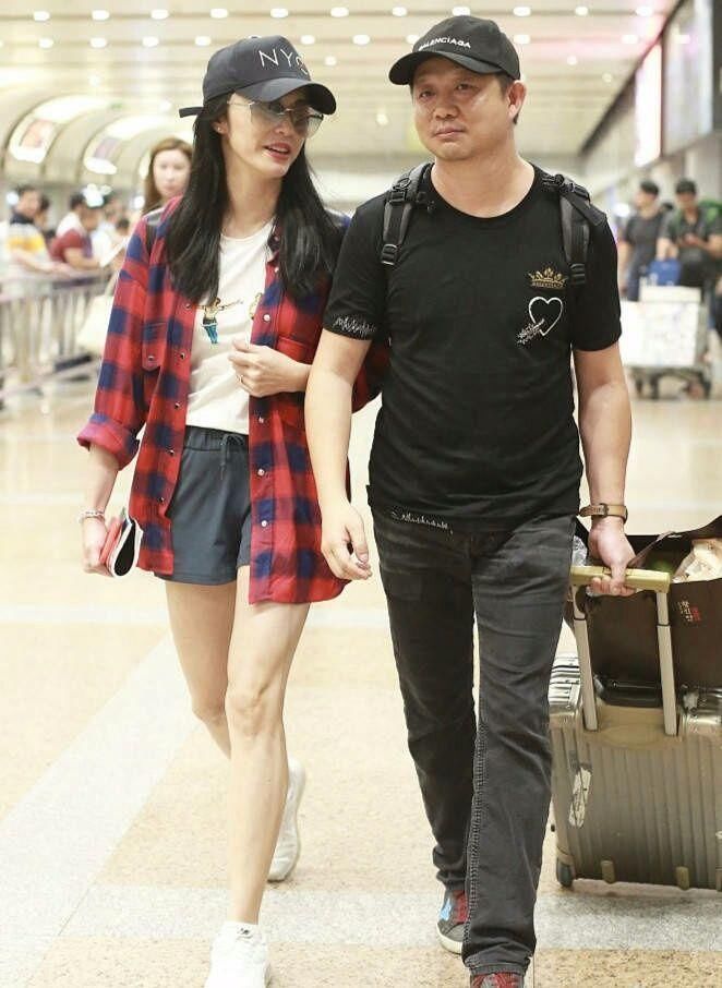 看到姚晨才知道什么叫一条裤子毁所有!这样穿腰比水桶还要粗了!