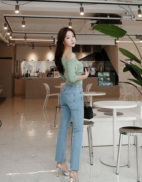 十分甜蜜的牛仔裤美女，尤其图3，真是百看不厌！