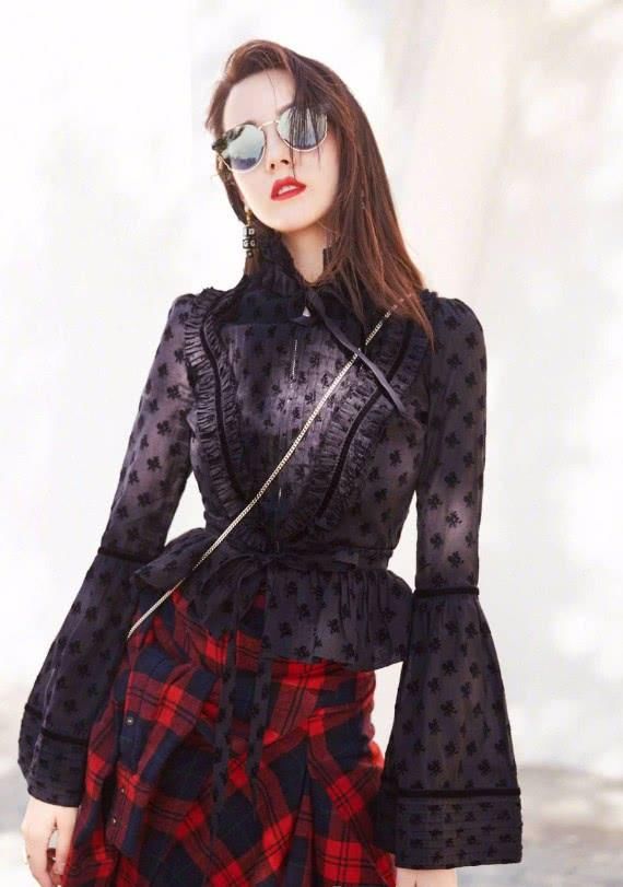 热巴真不愧为“吃货”，身上带那么多煎饼卷，脚下还踩个易拉罐！