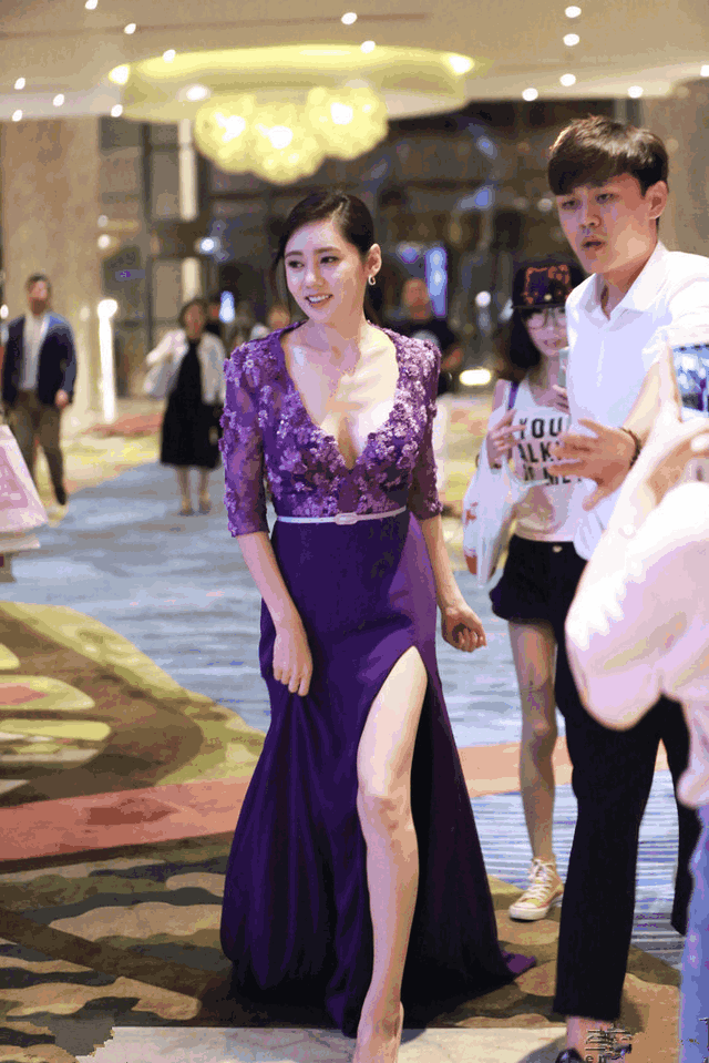 38岁秋瓷炫穿开叉长裙现身, 性感又美艳, 网友直呼: 厉害了于晓光