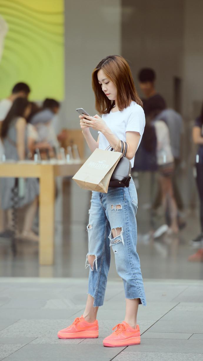 街拍：孙允珠一身黑白职业搭配灰丝袜, 浓浓女人味别有一种风情