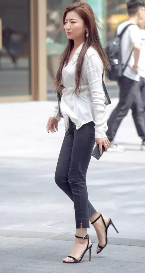 白色上衣搭配9分窄脚裤再穿上一双单扣的高跟凉鞋，优雅自然又时