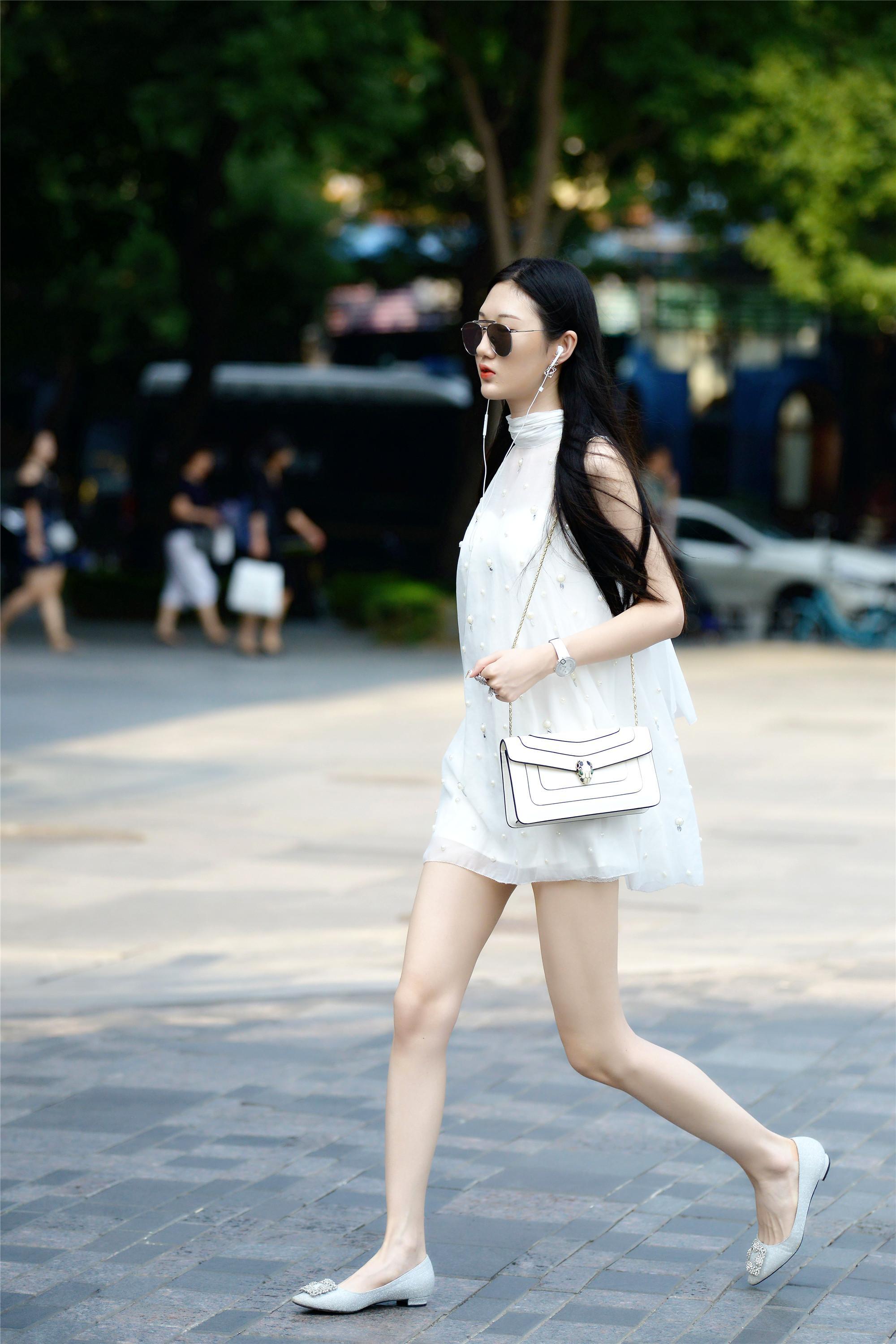 街拍:夏季的你不会搭配,不妨看一下三里屯的姑娘怎么穿着出行