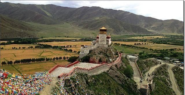 “山顶上的宫殿”西藏的庙宇宫殿为什么大多建在山崖之上?
