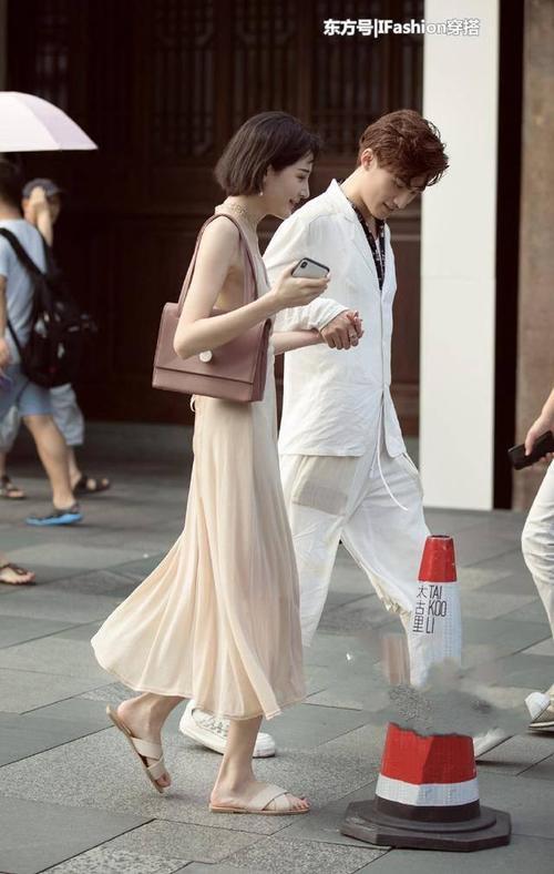 街拍：美女搭配时髦性感，好身材给100分也不为过！