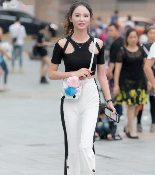 『气质』街拍:环肥燕瘦的美女,一件黑色背心配卡其色短裤,时尚清爽气质