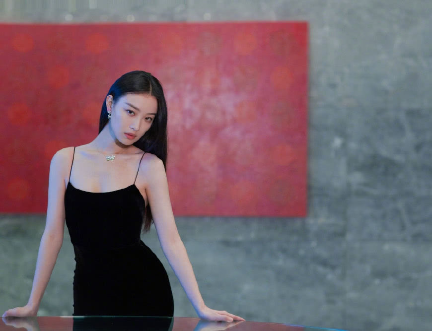 杨幂黑裙成熟，宋茜黑裙性感，倪妮黑裙优雅，唐嫣:我穿粉色