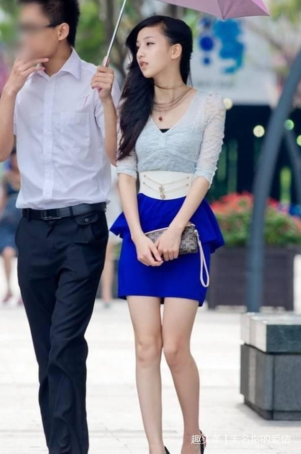 路人街拍，时尚简约的穿搭，轻松穿出女性曼妙有致身姿！