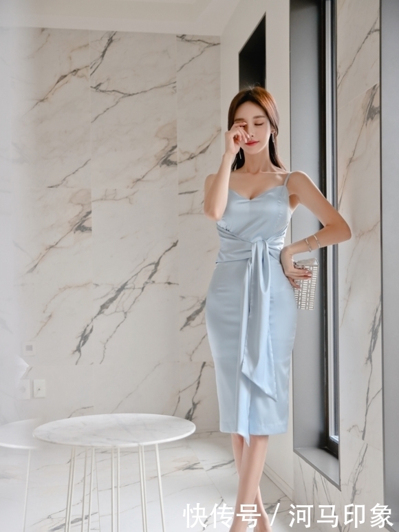 水晶■女神孙允珠,蓝钻碧色水晶浅滩真丝吊肩裙