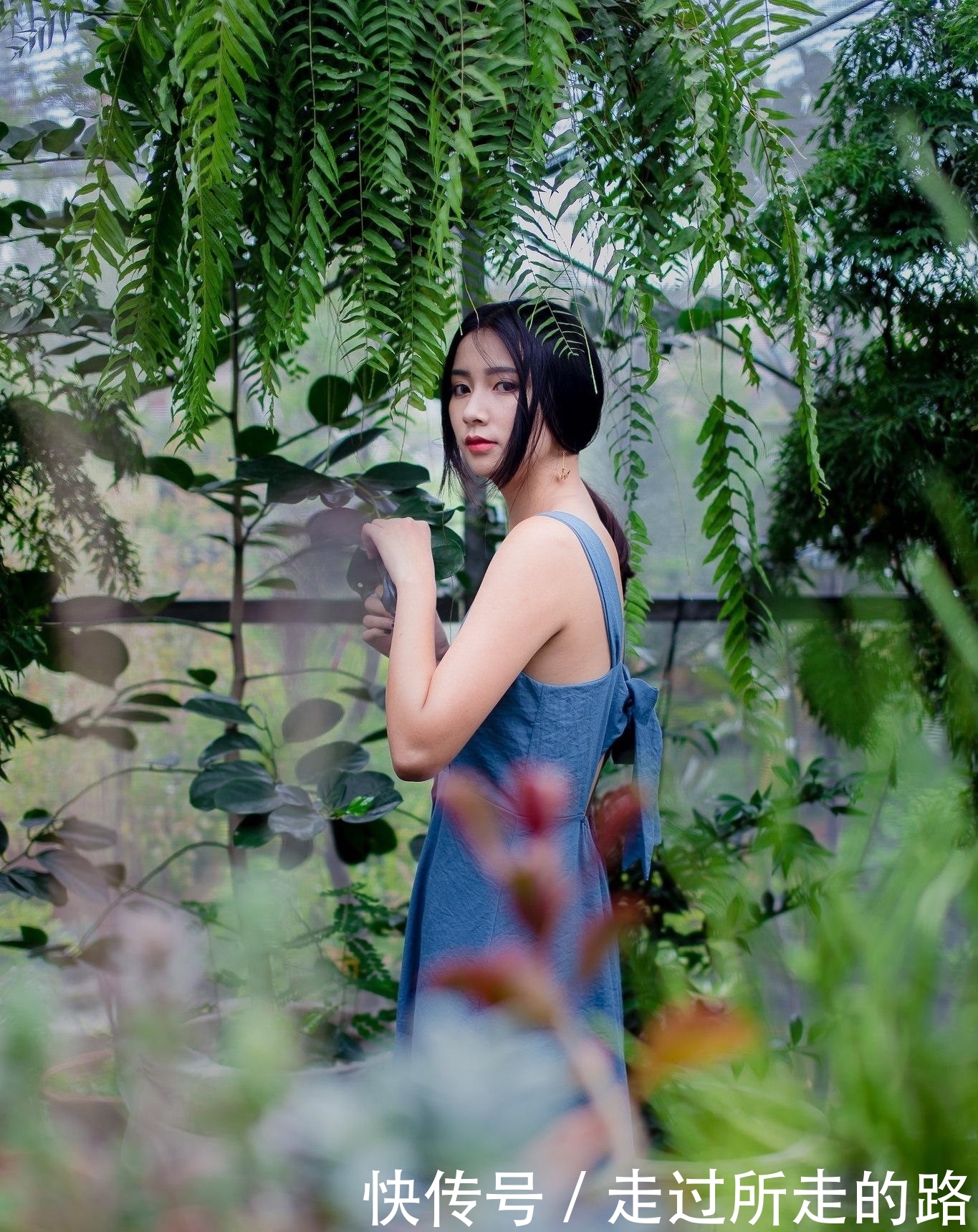  『写真』青春美少女蓝色吊带连衣裙时尚生活写真