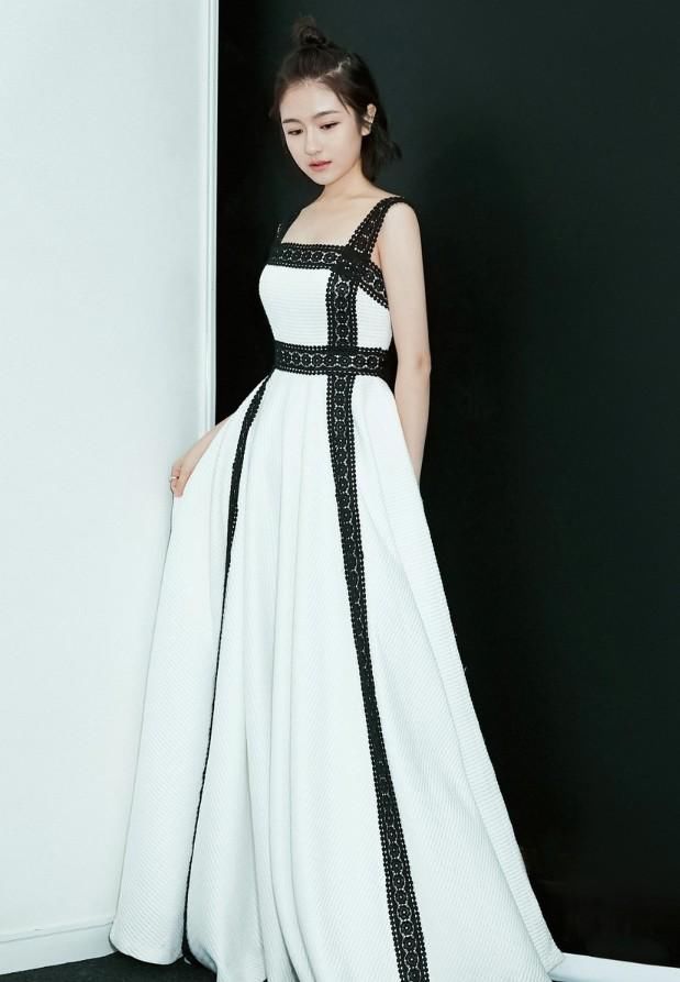 李兰迪撞衫毛晓彤，一个18岁一个30岁差别真是大，让人意外！