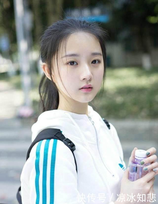 气质@街拍美女身材高挑,肌肤如雪似玉,由内而外散发出美丽与气质