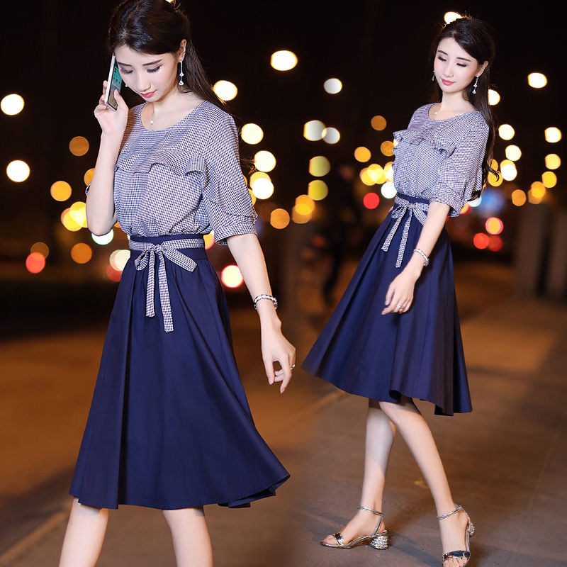 越来越多女人不穿丝袜了，只穿这减龄“度假裙”，减龄显瘦还不贵