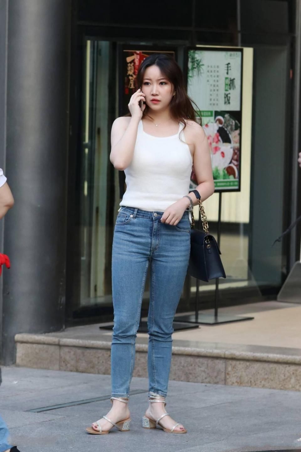 街拍：小姐姐身材矮小，长了一张娃娃脸，非常的清纯可爱。