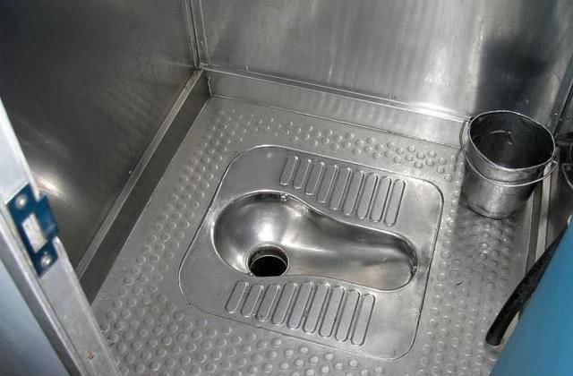  【列车长】为啥火车上“排泄物”要排到铁轨上，不会很臭吗？听