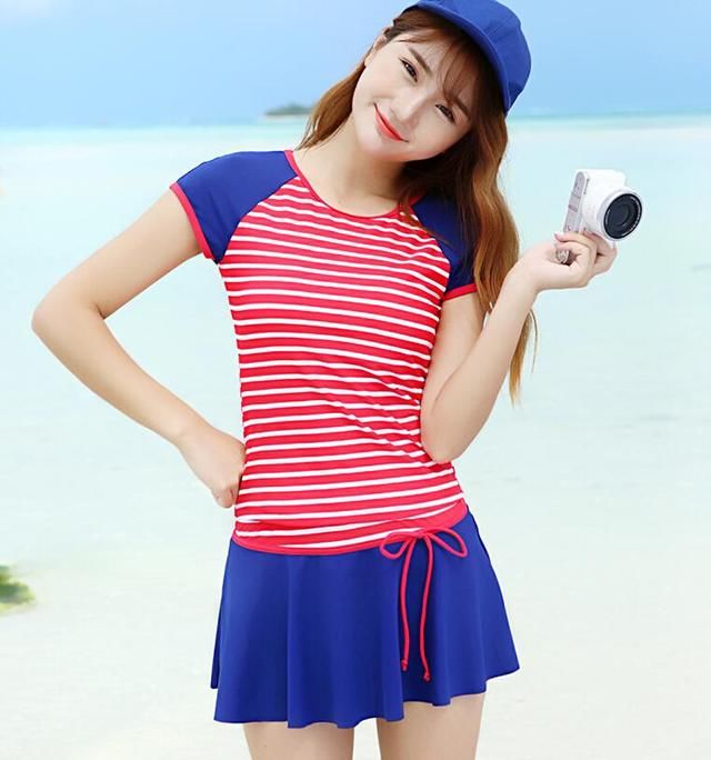 清纯又可人的泳衣美女，显得时尚又有气质，养眼又舒心！