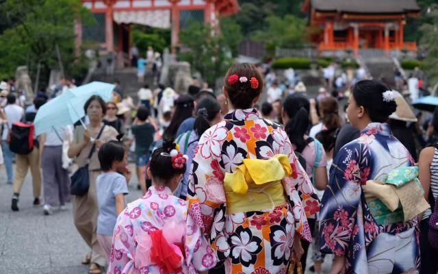 日本清水寺建筑独特，身着和服行走于街巷的女子，成靓丽的风景