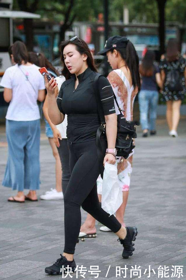 紧身打底裤：魅力十足的打扮，点缀身材美感！