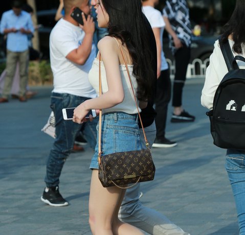 街拍，少女皮肤超白，腿型完美，简直是“人间极品”