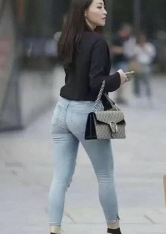 紧身牛仔裤，穿在身上无限的拉高你的腿型，打造整体造型的立体感