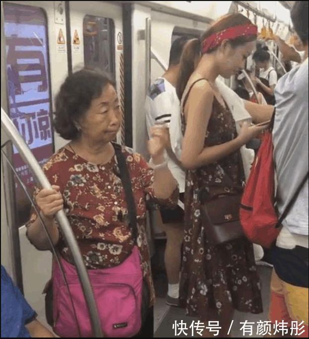 美女穿连衣裙坐地铁,一位时尚大妈上车后美女尴尬了!