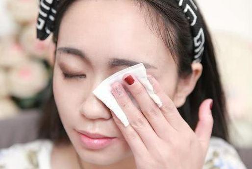 女人坚持化妆和素颜，十年之后会有什么变化？答案说出来你可能都