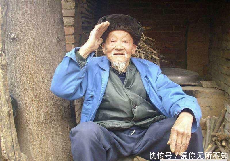 退伍老兵去探望战友, 门卫却不让他进去, 首长： 你怎么现在才来