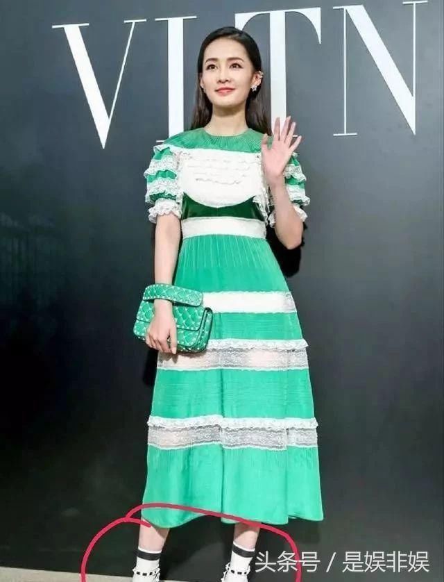 女星爱袜子外穿:杨幂杨颖时髦，鞠婧祎罕见，我就服迪丽热巴